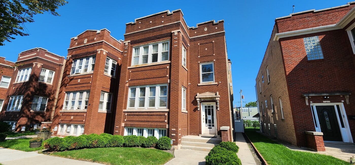 2229 Elmwood Ave in Berwyn, IL - Building Photo