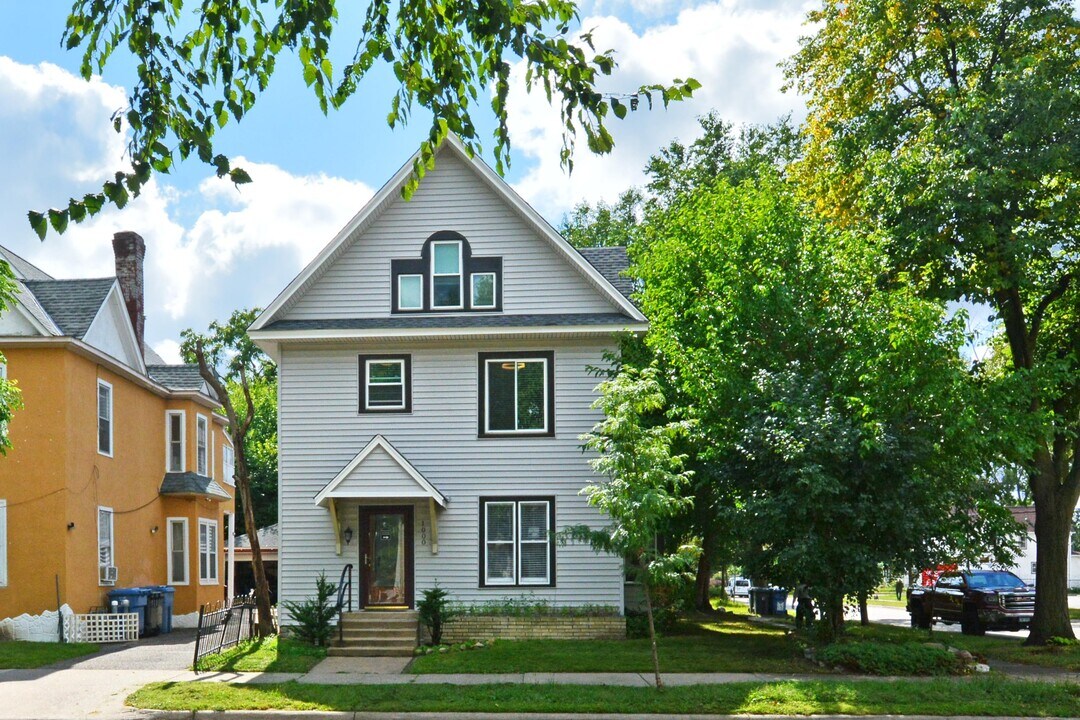 1000 24th Ave NE, Unit 2 in Minneapolis, MN - Foto de edificio