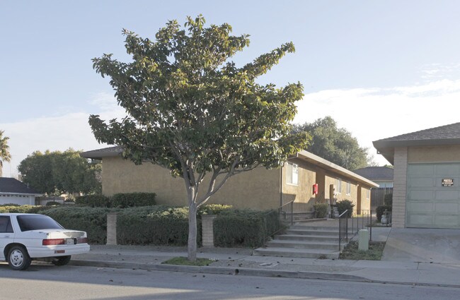 1001 Sunset Dr in Hollister, CA - Foto de edificio - Building Photo