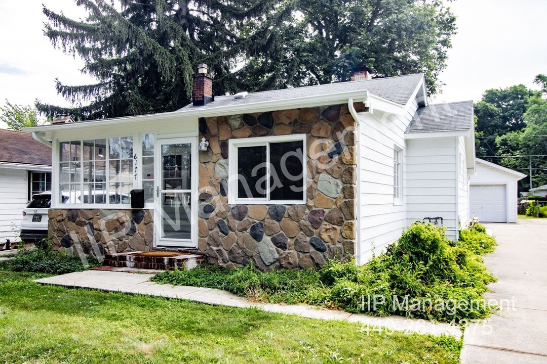 6177 Iroquois Trail in Mentor, OH - Building Photo