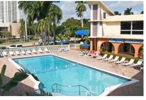 26 Diplomat Pkwy in Hallandale Beach, FL - Building Photo