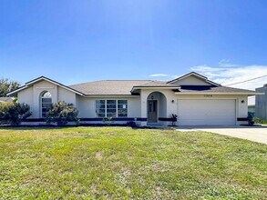 7384 Van Lake Dr in Englewood, FL - Building Photo - Building Photo