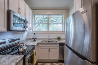 Parkway Place Apartments in Memphis, TN - Building Photo - Interior Photo