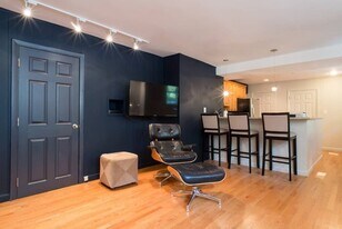 35 Thatcher St, Unit 2 in Brookline, MA - Building Photo