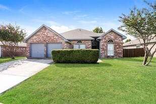 328 Willow Creek Dr in Glenn Heights, TX - Building Photo