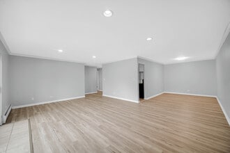 2407 S Goebbert Rd in Arlington Heights, IL - Building Photo - Building Photo
