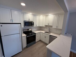 21 Warren St in Waltham, MA - Building Photo - Building Photo