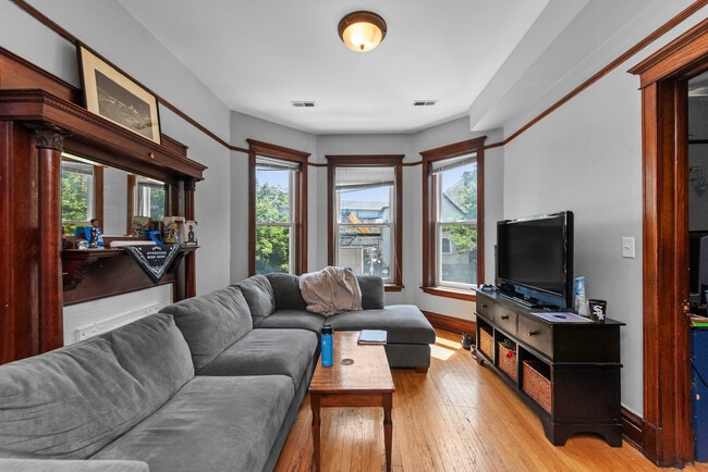 3350 N Sheffield Ave, Unit 2 in Chicago, IL - Building Photo - Building Photo