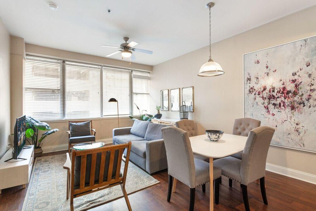925 Common St in New Orleans, LA - Building Photo