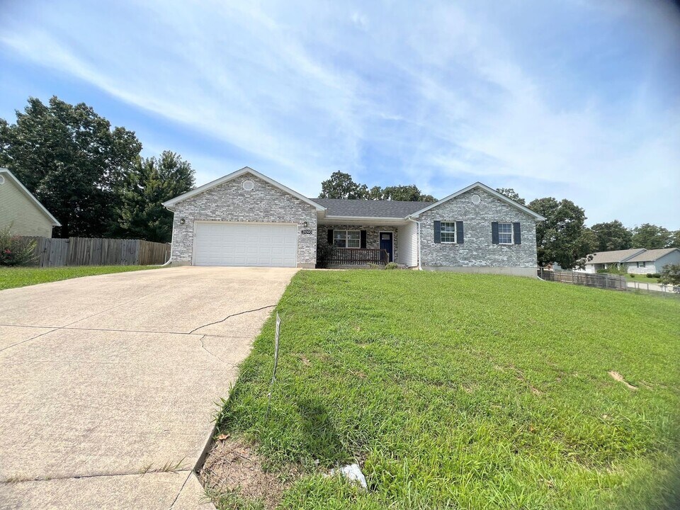 21090 Larson Rd in Waynesville, MO - Building Photo