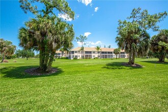 225 Turtle Lake Ct in Naples, FL - Foto de edificio - Building Photo