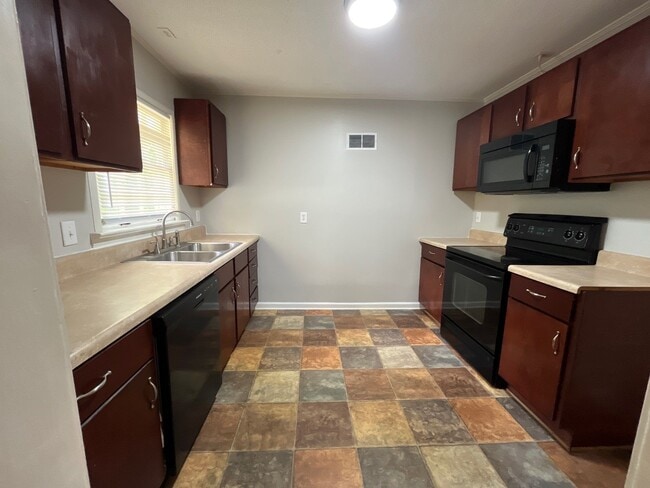 942 W Forest Ave in Jackson, TN - Building Photo - Building Photo