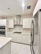 10420 NW 67th St in Doral, FL - Foto de edificio - Building Photo