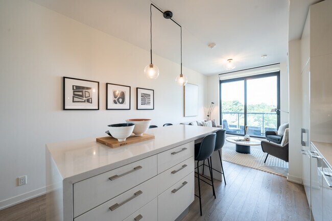 2118 Bloor St W in Toronto, ON - Building Photo - Building Photo