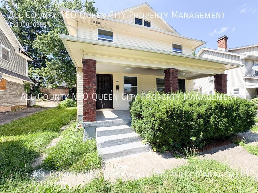 223 W Parkwood Dr in Dayton, OH - Building Photo