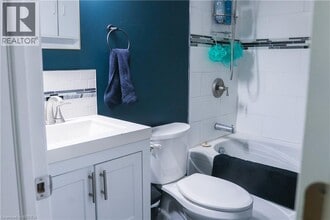 2 Robroy Ct in Brantford, ON - Building Photo - Building Photo