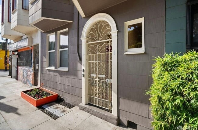 2394 Bryant St, Unit Beautiful 2BR Mission in San Francisco, CA - Foto de edificio - Building Photo