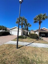 7630 Pesaro Dr in Sarasota, FL - Foto de edificio - Building Photo