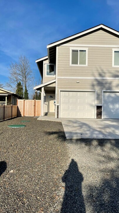 302 SW Washington Ave in Yelm, WA - Building Photo