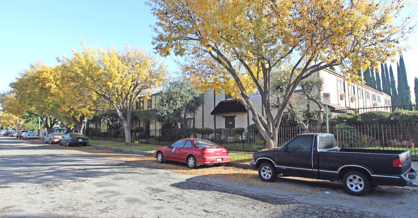 Kelvin Square Apartments in Winnetka, CA - Foto de edificio