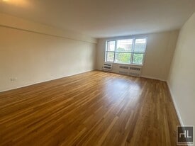 GRAND CENTRAL PARKWAY, Unit 6H in Queens, NY - Building Photo