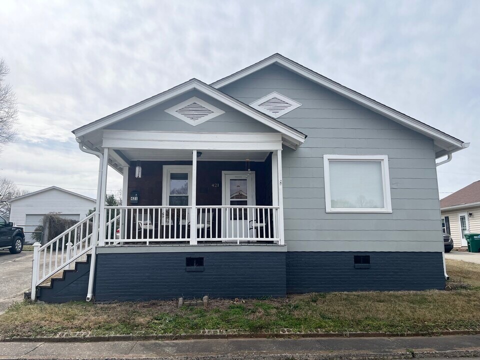 421 Woodlawn Ave in Cramerton, NC - Building Photo