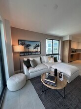 999 SW 6th St, Unit 811 in Miami, FL - Foto de edificio - Building Photo