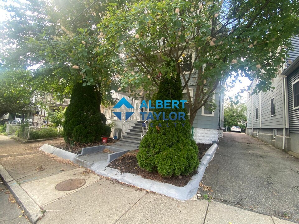 10 Evergreen Ave in Somerville, MA - Foto de edificio