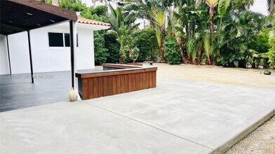 10610 NE 11th Ave in Miami Shores, FL - Building Photo - Building Photo