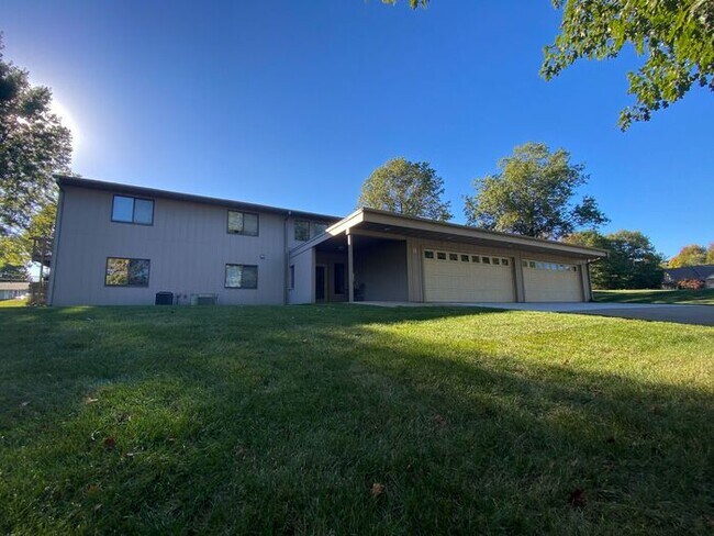 11 Arbor Hill Cir in Iowa City, IA - Building Photo - Building Photo