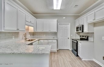 301 White Oak Dr in Brandon, MS - Foto de edificio - Building Photo