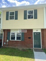 13 Maple Ct in Elkton, MD - Building Photo