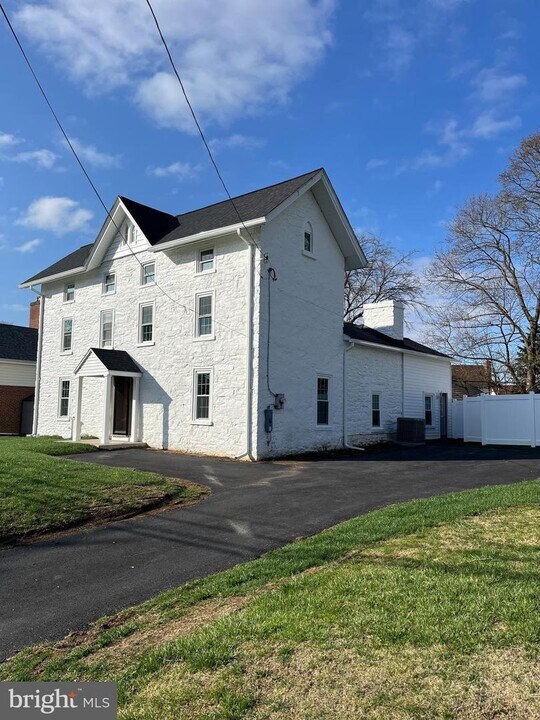 540 W Springfield Rd in Springfield, PA - Building Photo