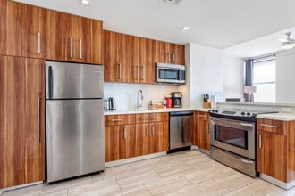 925 Common St in New Orleans, LA - Building Photo - Building Photo