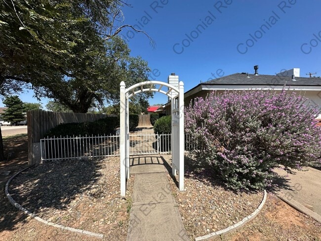 property at 801 N Walnut St