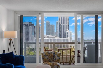 1717 N Bayshore Dr in Miami, FL - Foto de edificio - Building Photo