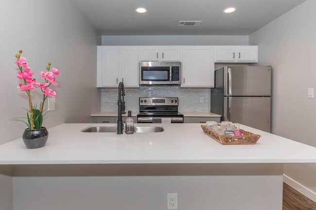 The Courtyards at Lower Greenville in Dallas, TX - Building Photo - Building Photo