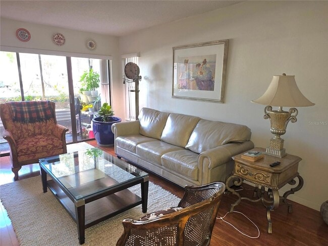 1281 Pine Ridge Cir E in Tarpon Springs, FL - Foto de edificio - Building Photo