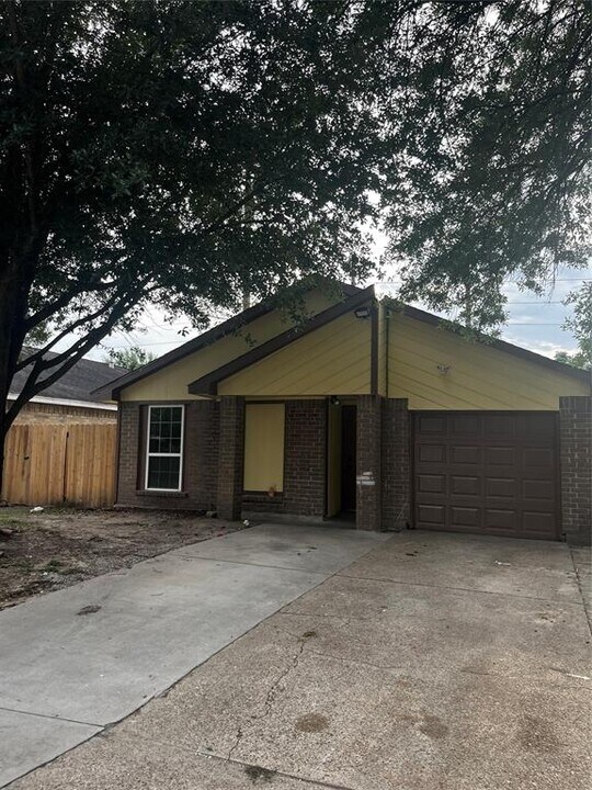 12135 W Marsham Cir in Houston, TX - Foto de edificio