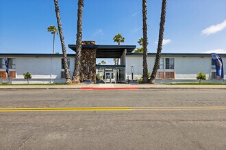 State in San Diego, CA - Foto de edificio - Building Photo