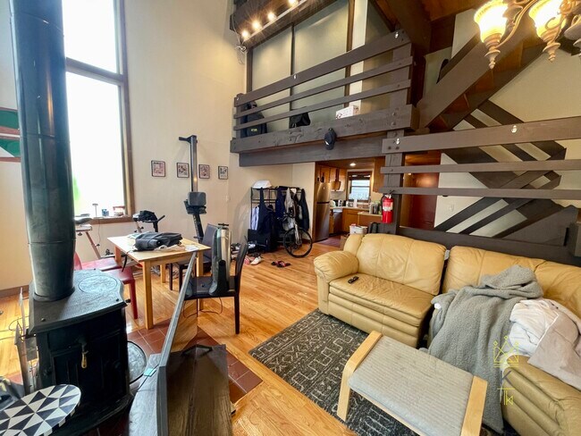 8 Lilac Ct, Unit R