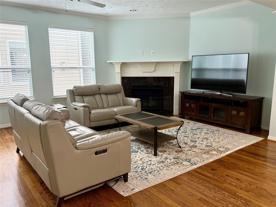 3410 Skyline Village Dr in Houston, TX - Foto de edificio