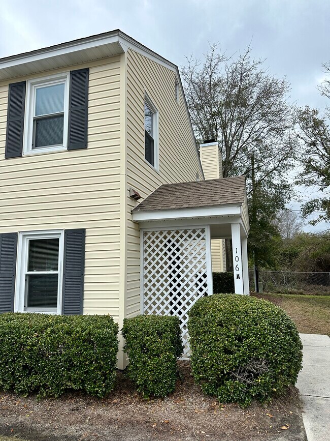 106 Lullwater Dr, Unit A in Wilmington, NC - Foto de edificio - Building Photo