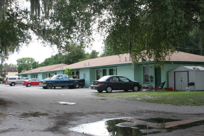 11727 N 12th St in Tampa, FL - Foto de edificio - Building Photo