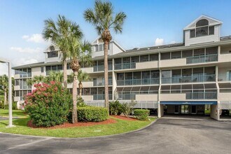 5557 Sea Forest Dr, Unit 118 in New Port Richey, FL - Building Photo - Building Photo