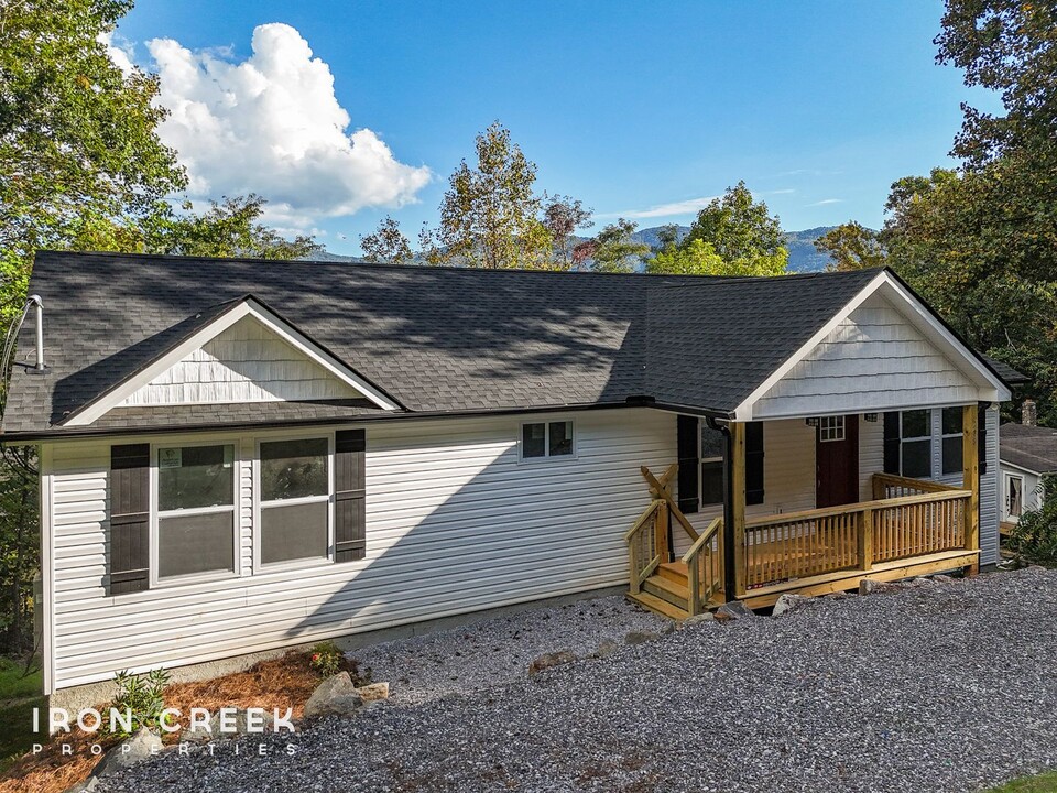 218 Westwood Ave in Swannanoa, NC - Foto de edificio
