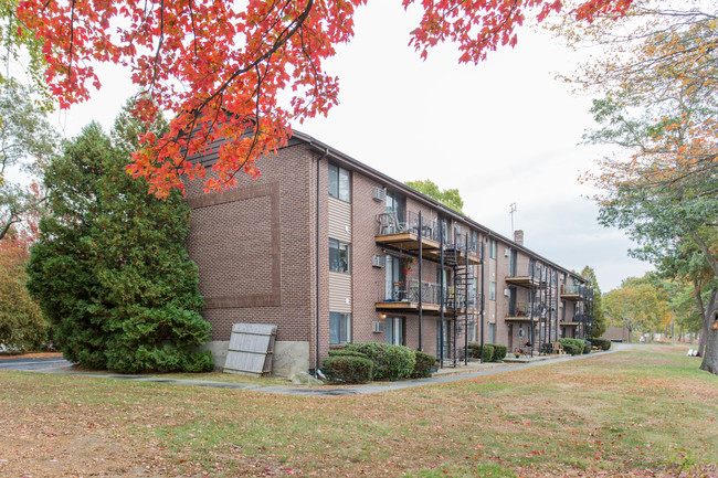 Lakeshore Apartments in Dracut, MA - Building Photo - Building Photo