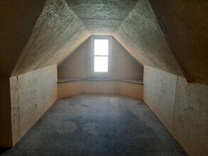 210 S 3rd St, Unit 3 in Coshocton, OH - Foto de edificio - Building Photo