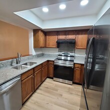 2410 Ironstone Dr W in Jacksonville, FL - Foto de edificio - Building Photo