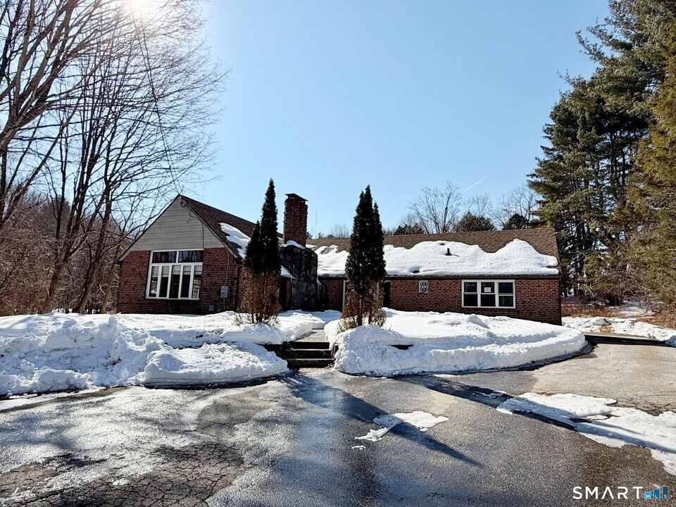 25 Plymouth Rd in Harwinton, CT - Building Photo